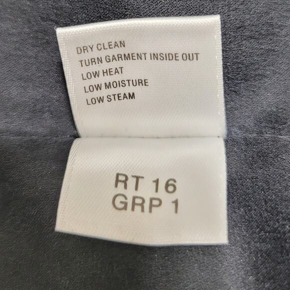 St. John 100% Silk Short Sleeve Tiered Floral Print Top Size 16 Feminine Flowy - Picture 10 of 12